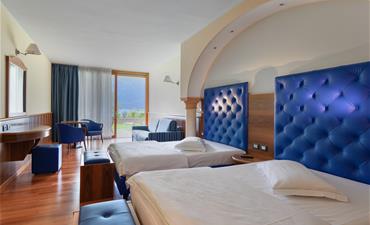 Hotel ALEXANDER_dvoulůžkový pokoj s 2 přistýlkami JUNIOR SUITE