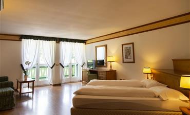 Grand Hotel MISURINA_dvoulůžkový pokoj s 2 přistýlkami SUPERIOR LAKE VIEW