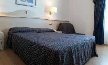 Hotel CARAVELLE_dvoulůžkový pokoj s možností 1 přistýlky