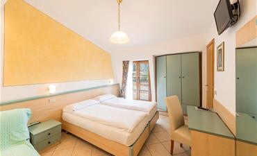 Hotel GARDA BELLEVUE_dvoulůžkový pokoj s možností 1 přistýlky