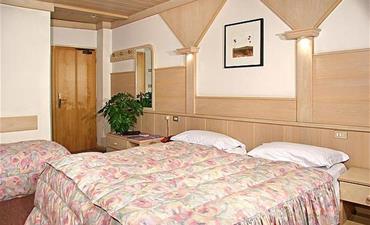 Hotely RULETA - VAL DI FASSA _dvoulůžkový pokoj s možností 2 přistýlek