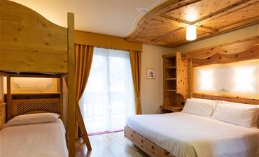 Hotel MEDIL_dvoulůžkový pokoj s 2 přistýlkami CIAMPEDEL